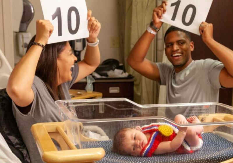 Além da medalha de ouro, os bebês também revezaram uma tocha de plástico simbolizando os Jogos Olímpicos Foto: SWNS