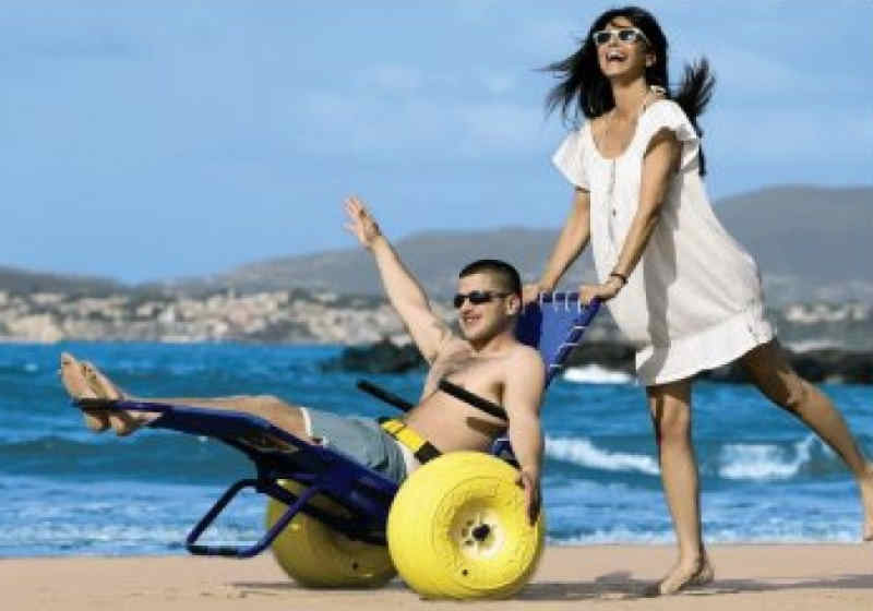 O calçadão para pessoas com deficiência incluem cadeiras que entram na água Foto: Divulgação