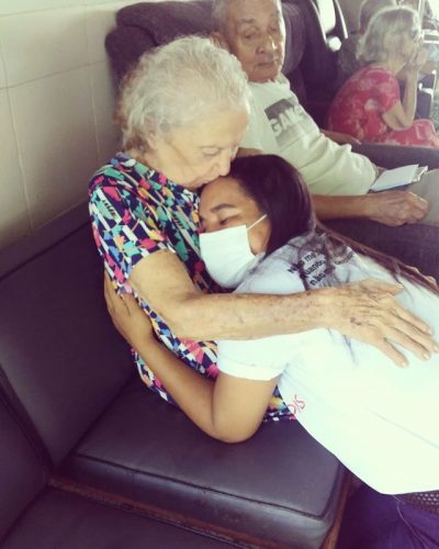 Voluntária abraça idosa em asilo - Foto: reprodução Instagram