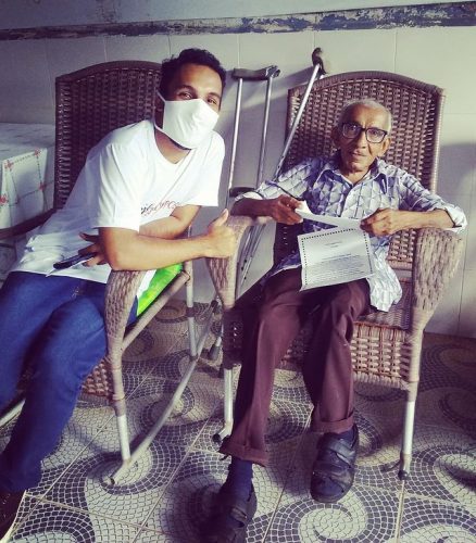 Voluntário entrega carta a idoso - Foto: reprodução Instagram 