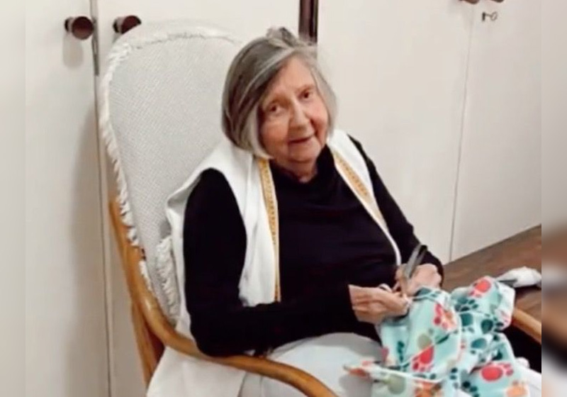 Idosa já doou 50 casacos de tricô para crianças em tratamento de câncer - Foto: reprodução Instagram @fundacaosara