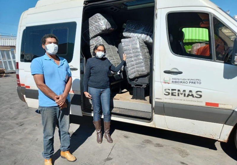 A Leroy Merlin pretende transformar mais de 1,3 toneladas de uniformes em 3 mil cobertores para doação - Foto: divulgação