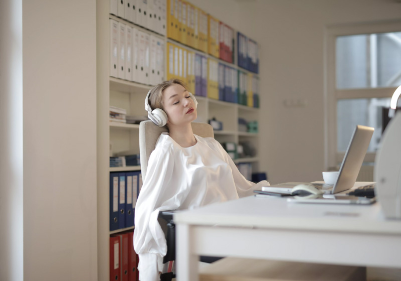 Cochilo à tarde melhora desempenho no trabalho, revela a Nasa - Foto: Andrea Piacquadio