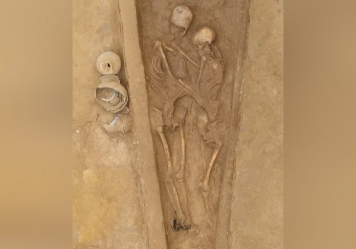 Casal de esqueletos abraçados foi enterrado há 1.500 anos - Foto: Qian Wang/Cortesia