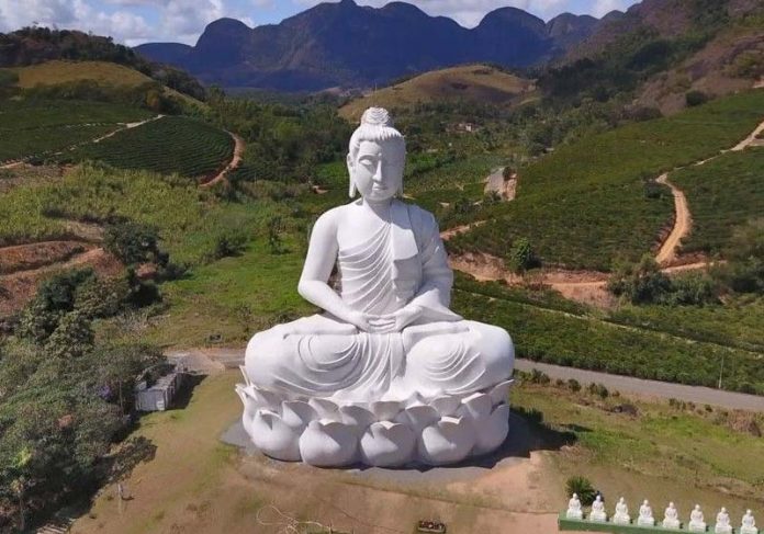 Estátua de Buda, inaugurada no Espírito Santo, é a segunda maior do mundo - Foto: reprodução