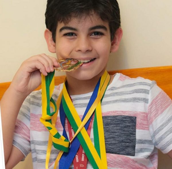 Caio mostra medalha de olimpíadas de matemática - Foto: arquivo pessoal
