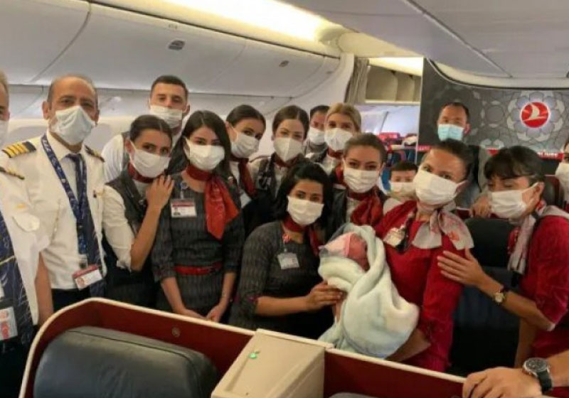 A afegã grávida deu à luz durante voo entre os Emirados Árabes e a Inglaterra - Foto: Divulgação Turkish Airlines/Via Reuters