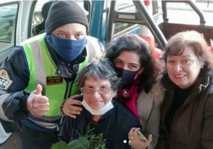 Dona Joaquina, de 86 anos estava perdida na rodoviária e graças aos agentes voltou para casa - Foto: reprodução / Instagram