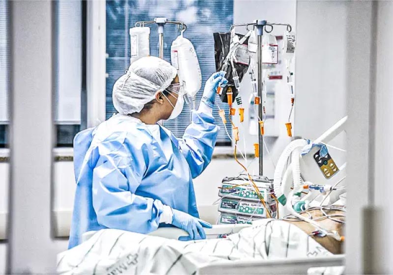 Pela primeira vez em 2021, hospitais do Brasil registram menos de 80% das UTIs ocupadas por pacientes com Covid-19 - Foto: Pedro Vilela/Getty Images