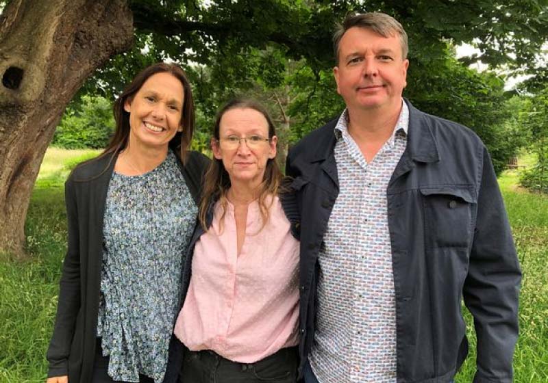 Os três irmãos foram dados para adoção quando bebês e nunca tinham se visto - Foto: The Mirror