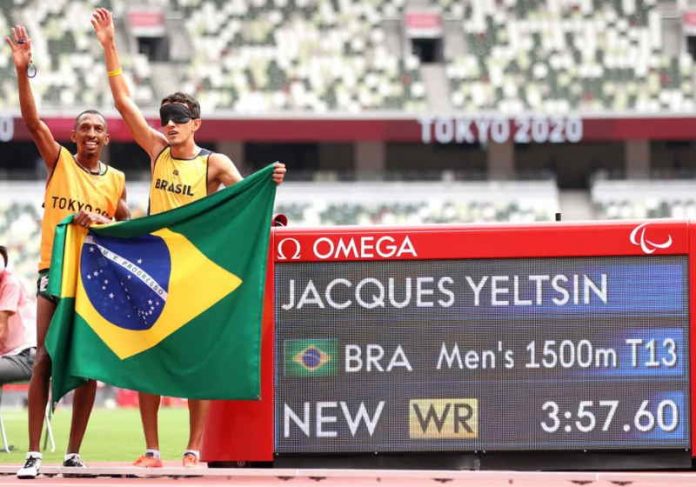 Yeltsin ao lado do guia Bira comemorando o segundo ouro, 100º do Brasil em Jogos Paralímpicos Foto: reprodução