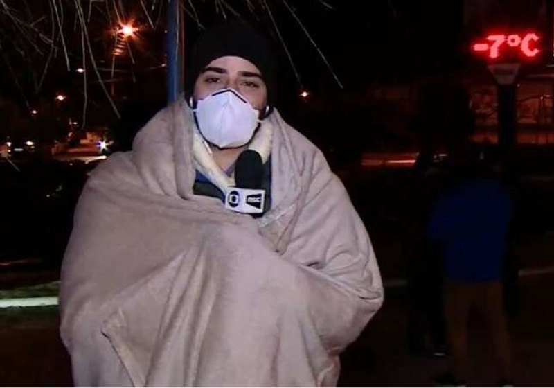 Jornalista surge enrolado em um cobertor, que foi doado por uma família de Joinville - Foto: reprodução NSC TV