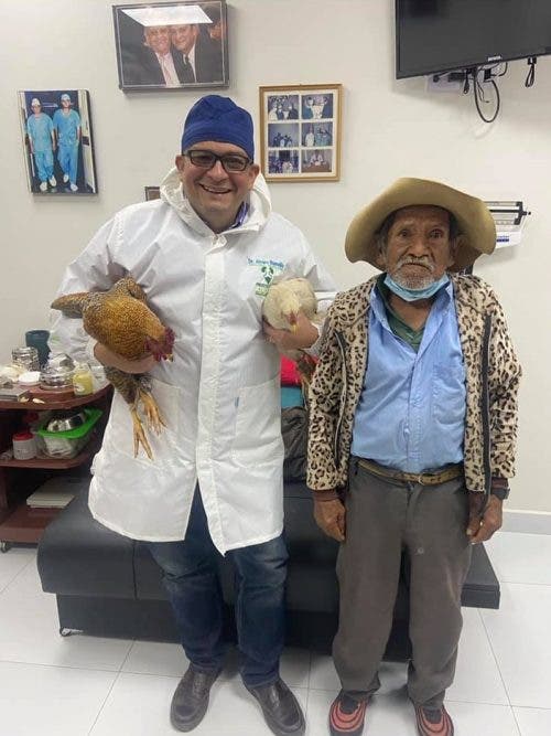 O médico segurando as galinhas que ganhou de presente - Foto: arquivo pessoal