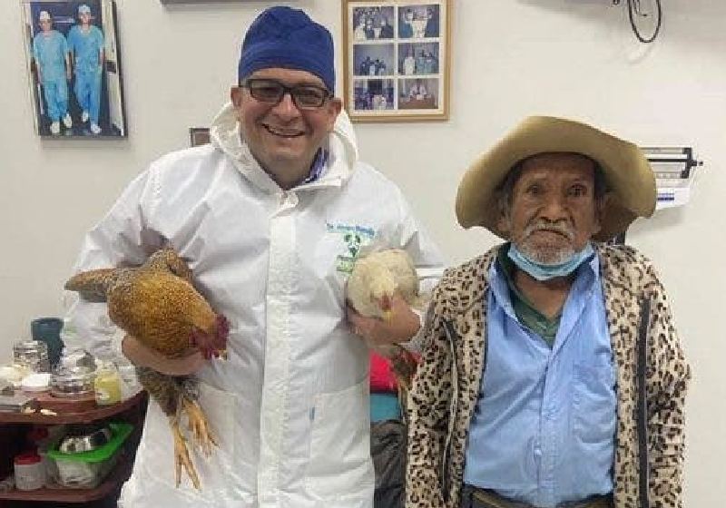 O seu Pedro levou duas galinhas de presente para o médico que o operou de graça - Foto: arquivo pessoal