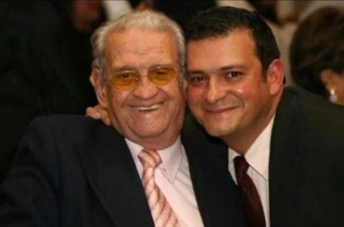 O médico ao lado do pai, que deu nome à fundação que bancou a cirurgia do seu Pedro - Foto: arquivo pessoal