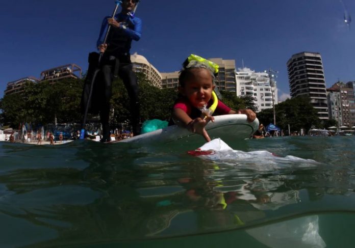 Com apenas 4 anos, Nina foi condecorada pela Comlurb por limpar praias no Rio - Foto: arquivo pessoal