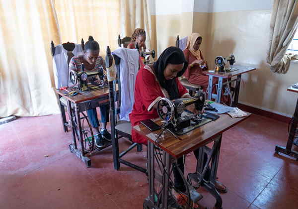 As mulheres africanas durante as aulas Foto: Maja Kotala / Costurando Juntos
