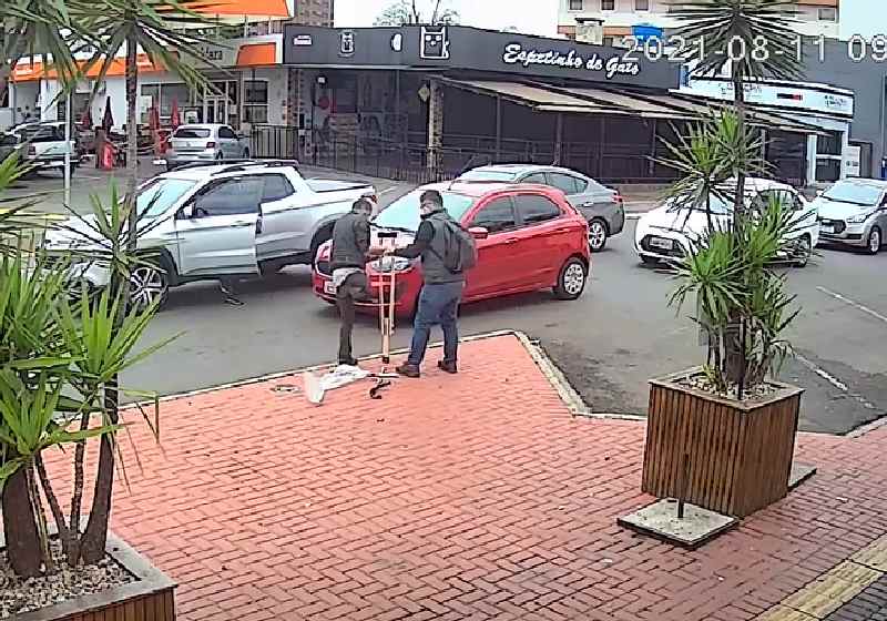 O morador em situação de rua que ganhou a muleta e o homem que doou ainda não foram identificados - Foto: câmera de segurança de Foz do Iguaçu
