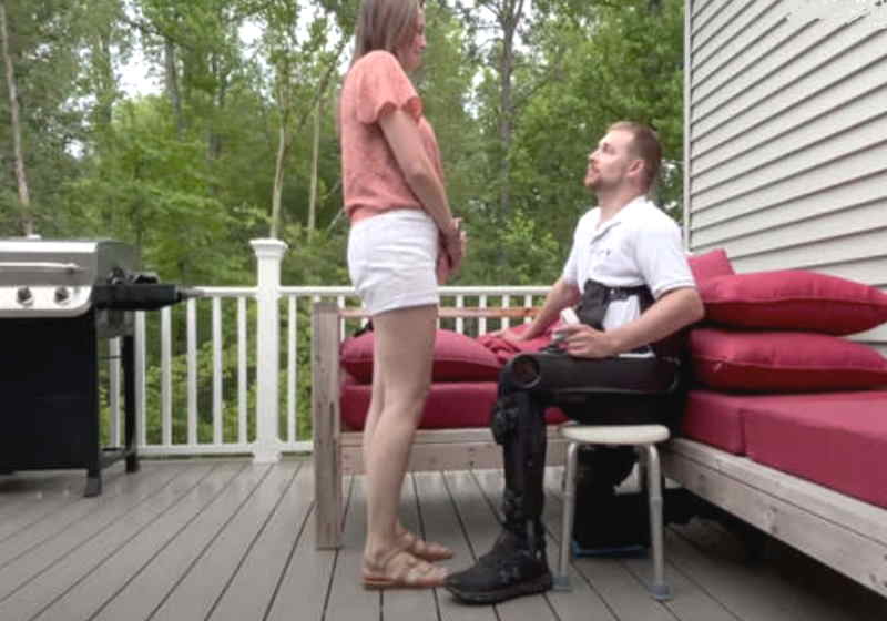 Josh faz uma surpresa pra noiva e realiza o desejo de ficar de joelhos com o exoesqueleto Foto: People