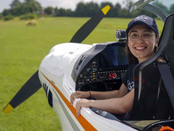 Piloto de 19 anos quer ser a mulher mais jovem a dar a ...