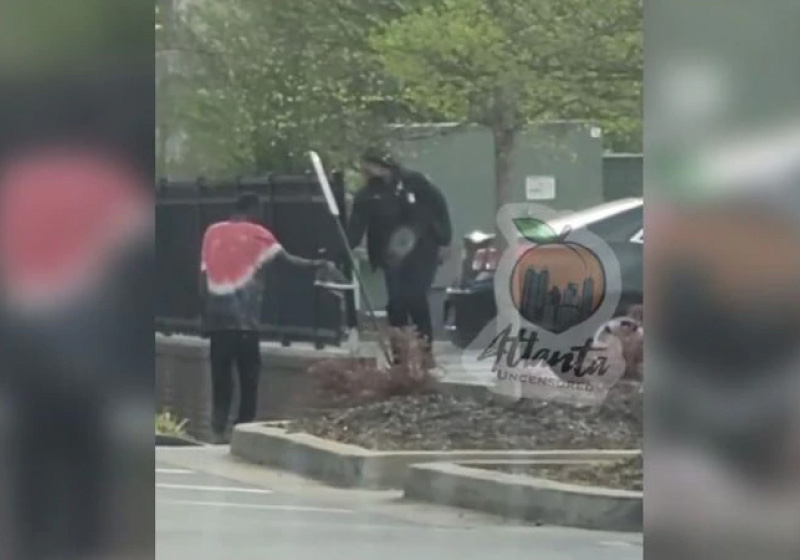 Policial doa tênis para homem sem-teto e vídeo viraliza - Foto: reprodução Instagram