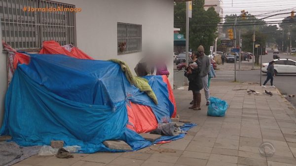Professora entrega sacos de dormir em Porto Alegre - Foto Reprodução/RBS TV