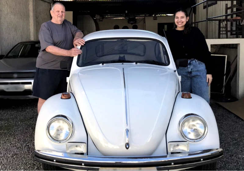Vovô Walter e a neta Pietra com o fusca que está sendo rifado Foto: Arquivo Pessoal