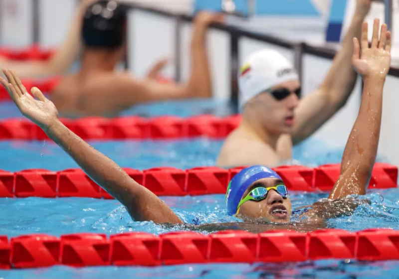 Wendell Belarmino comemora medalha de ouro na natação em Tóquio - Foto: COB