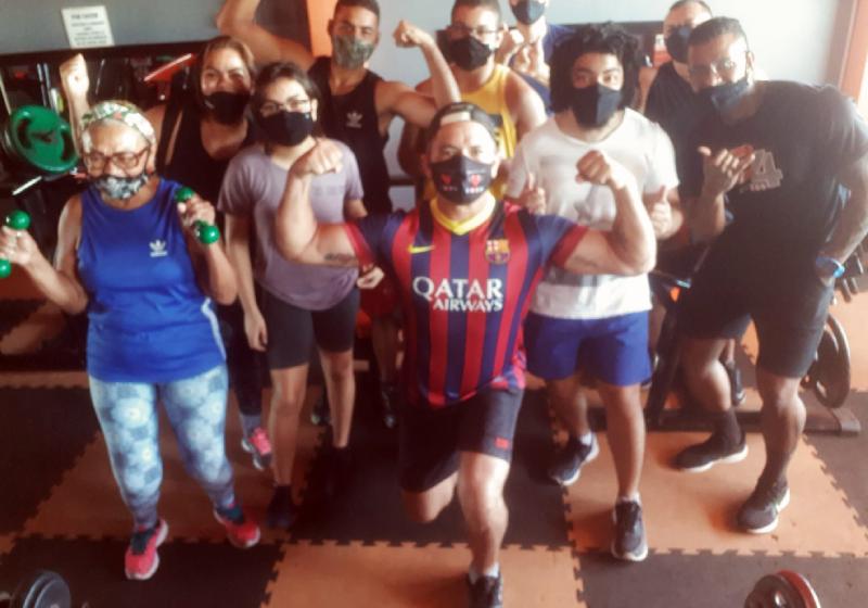 Marcos Luvinha (ao centro) luta para abrir uma academia para carentes largarem a bebida e o cigarro, como aconteceu com ele - Foto: arquivo pessoal