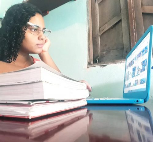 Ana Beatriz recebeu monitorias do Projeto Berá e hoje é estudante de Farmácia - Foto: arquivo pessoal