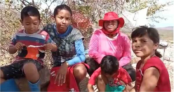 Caíque com a mãe e mais uma família do lixão - Foto: Cristina Silva