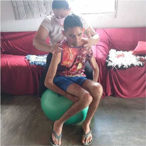 Werneson durante fisioterapia - Foto: arquivo pessoal