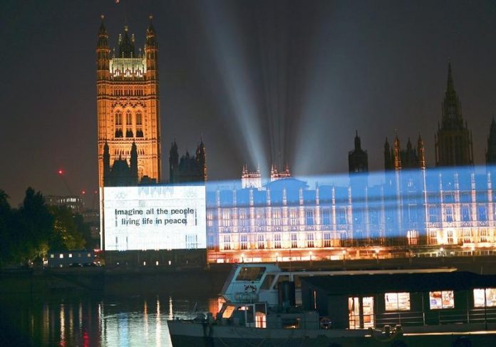 Trecho de “Imagine” projetado no Parlamento, em Londres, nos 50 anos de lançamento da música - Foto: Universal Music Group / Divulgação REUTERS