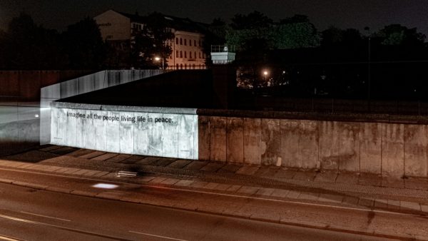 Trecho de “Imagine” projetado em muro de Berlim, na Alemanha - Foto: Universal Music Group / Divulgação Reuters