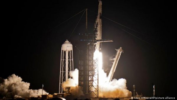 Foguete Falcon 9 decola com a cápsula que leva os turistas espaciais - Foto: Chris Omeara / AP / Picture Alliance