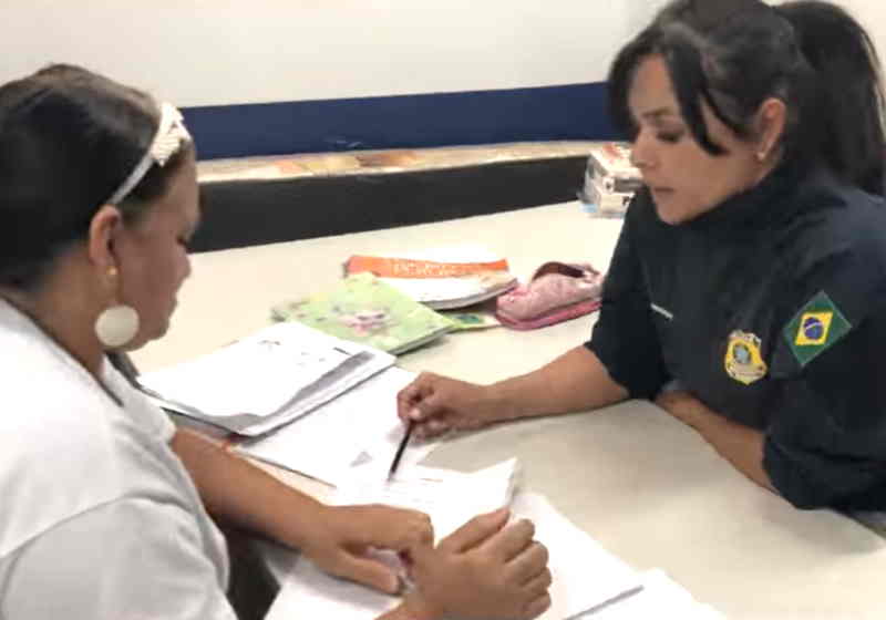 A policial Dumond ensina Dona Socorro a ler e escrever desde fevereiro no posto da PRF em Ceilãndia DF Foto: PRF-DF