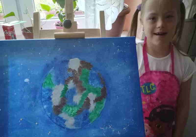 Wanessa Bąkowska, da Polônia, escreveu uma carta à rainha e incluiu uma de suas obras Foto: Wanesska i jej bonusik -Zespół Downa / Facebook