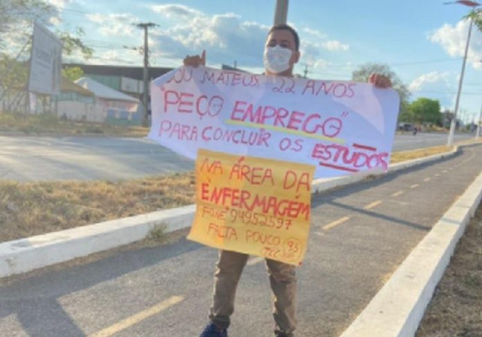 emprego cartaz rua capa Mateus começou a trabalhar após o cartaz na rua pedindo emprego - Foto: Daniel Trévia/Sistema Verdes Mares