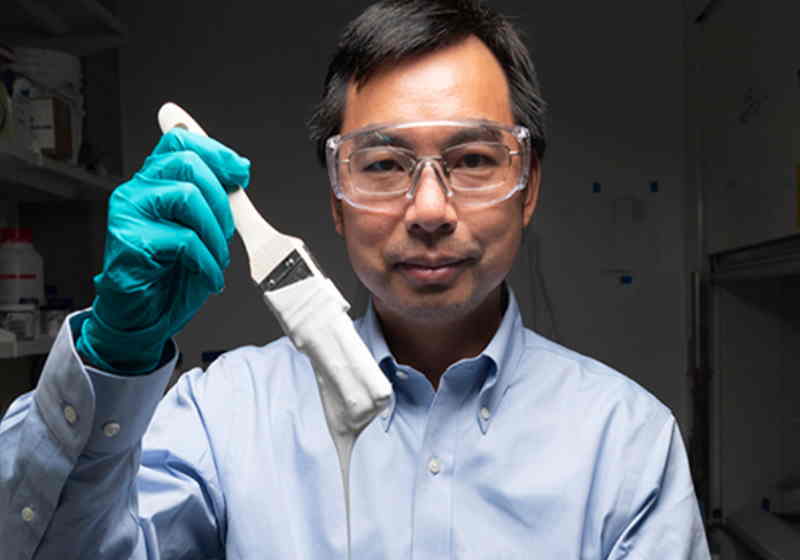 Uma superfície revestida com essa tinta desenvolvida pela equipe do professor Xiulin Ruan é resfriada abaixo da temperatura ambiente sem consumir energia. Foto: Purdue University / John Underwood