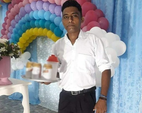O garçom Antônio Norberto trabalhando em uma festa - Foto: reprodução / Facebook