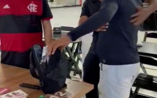 A mochila encontrada pelo garçom na churrascaria - Foto: reprodução / TV Sergipe