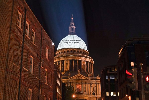 Trecho de "Imagine" projetado na Catedral de São Paulo, em Londres - Foto: Universal Music Group / Divulgação REUTERS