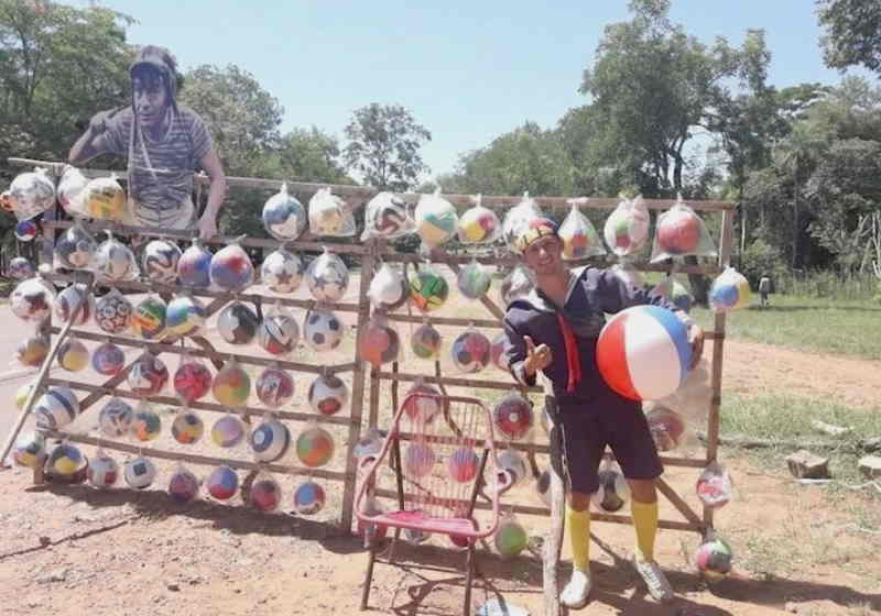 Luis mora no Paraguai e se inspirou no personagem do Chaves para atrair os clientes e pagar a faculdade Foto: Arquivo Pessoal