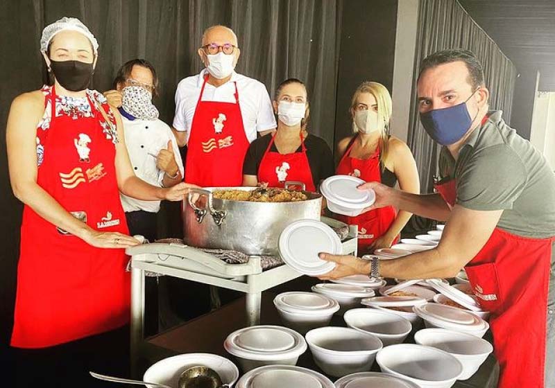 Projeto reúne três chefs para distribuição de quentinha em Fortaleza - Foto: @macarraoamigofortaleza