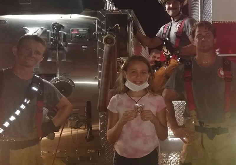 Mackenzie Jenkins, 11, recebeu uma Moeda de Reconhecimento da Comunidade depois de fazer uma ligação e salvar a vida de um filhotinho Foto: Bombeiros de Cape Coral