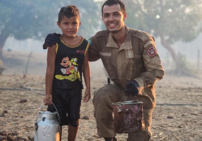 O menino com balde se ofereceu para ajudar os bombeiros em incêndio no Pantanal - Foto: Corpo de Bombeiros/Divulgação