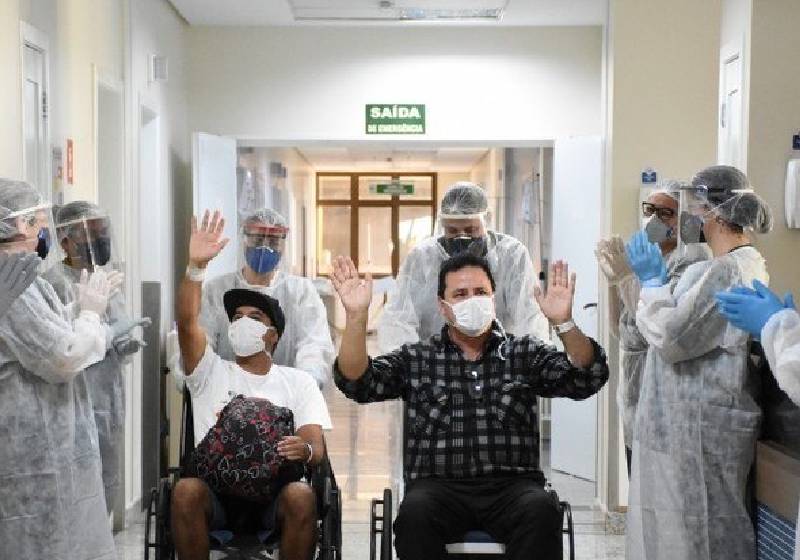 2.500 municípios brasileiros não registraram mortes por covid-19 em agosto, o menor nível desde dezembro de 2020 - Foto: Alex Borgmann