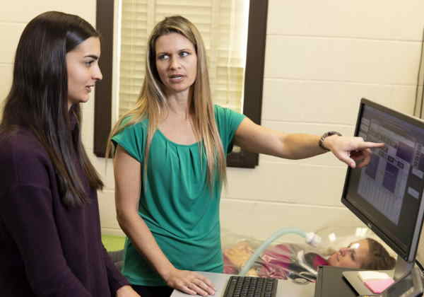 A professora Jamie Cooper (à direita), autora do estudo. Foto de Andrew Davis Tucker / UGA