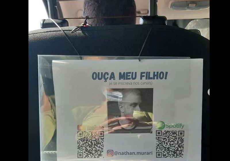 Jéter que é motorista de aplicativo colou o cartaz pedindo para os passageiros ouvirem o filho Nathan no banco de trás do carro Foto: reprodução instagram