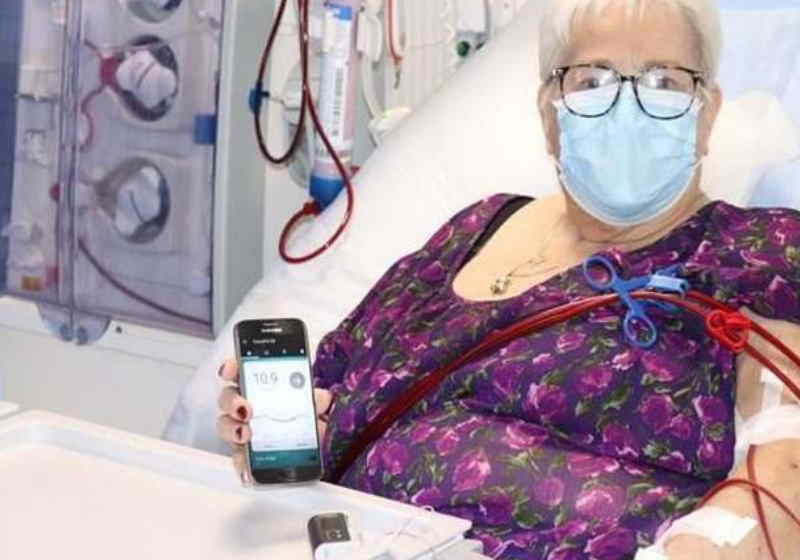 Paciente testa o pâncreas artificial Foto: Universidade de Cambridge